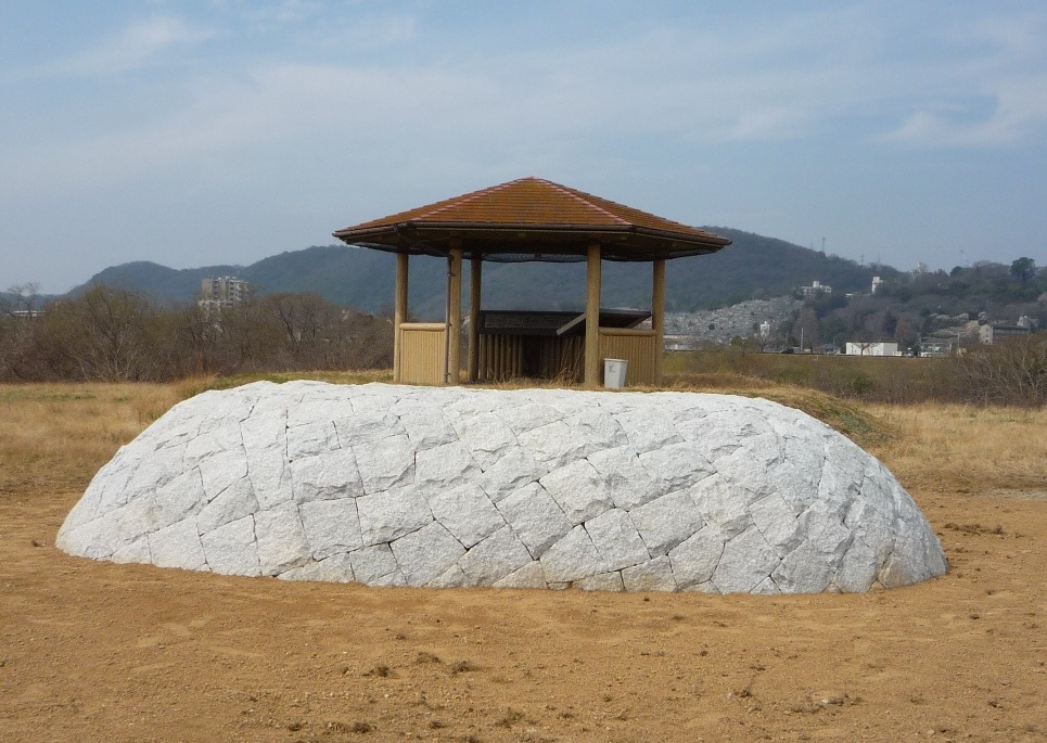 百間川亀の甲の石積復元モニュメント