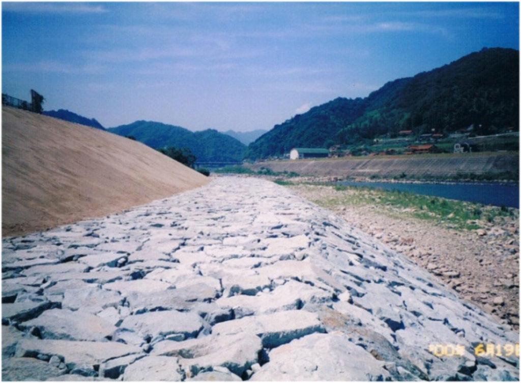 江の川 都賀西災害復旧工事
捨石200ｋｇ以上6200立法米　表面整正4500平方米